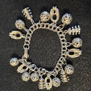 Charm Bracelet Collectible Silvertone 7 "with Many Beautiful Charms Vintage